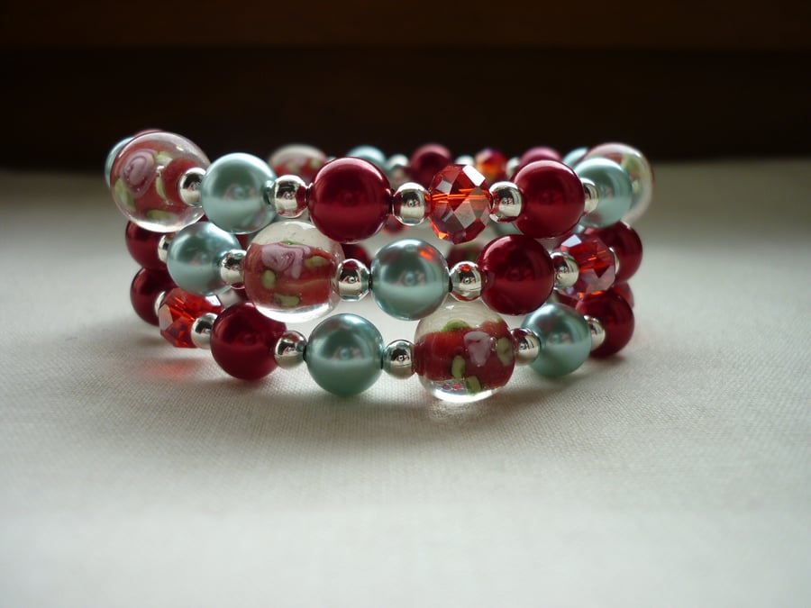 RED AND LIGHT BLUE LAMPWORK MEMORY WIRE BRACELET.   573 