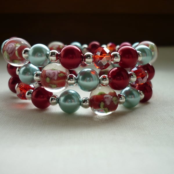 RED AND LIGHT BLUE LAMPWORK MEMORY WIRE BRACELET.   573 