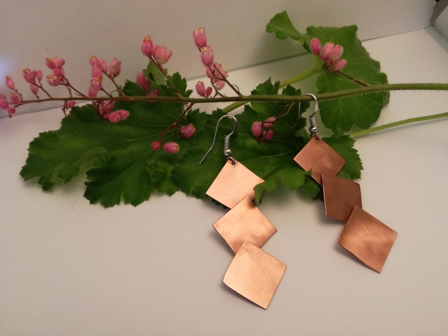 Brushed satined copper articulated earrings with silver earhooks.
