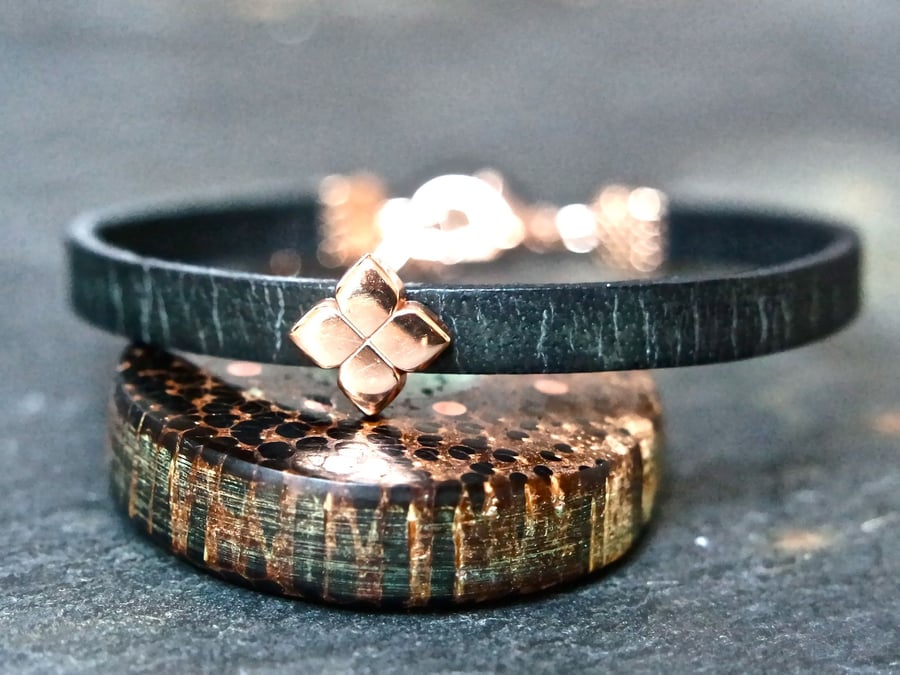 Leather bracelet - Flower black rose gold