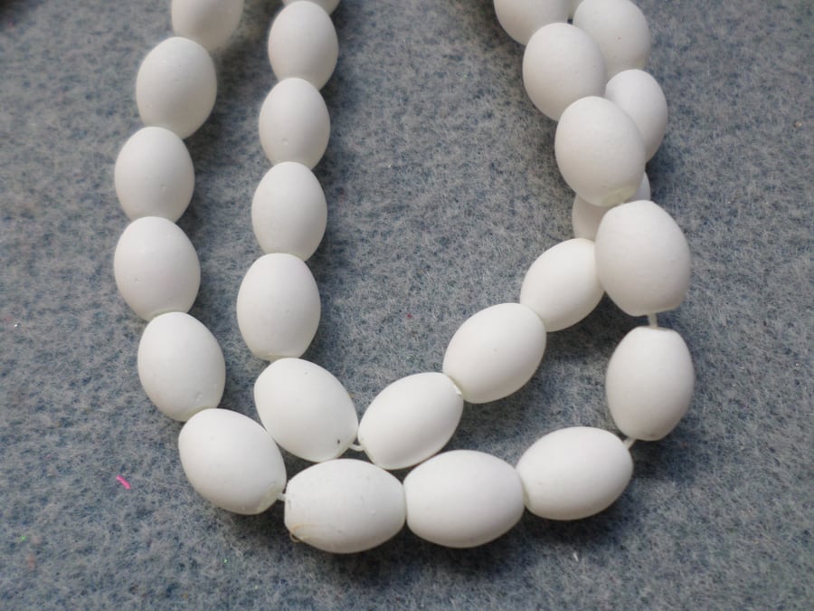 30 x Rubberized Style Glass Beads - 11mm - Oval - White 