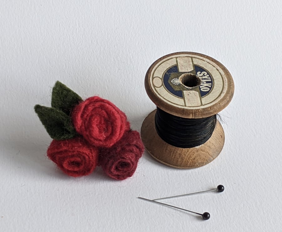 Small felted roses brooch: red, ruby and scarlet