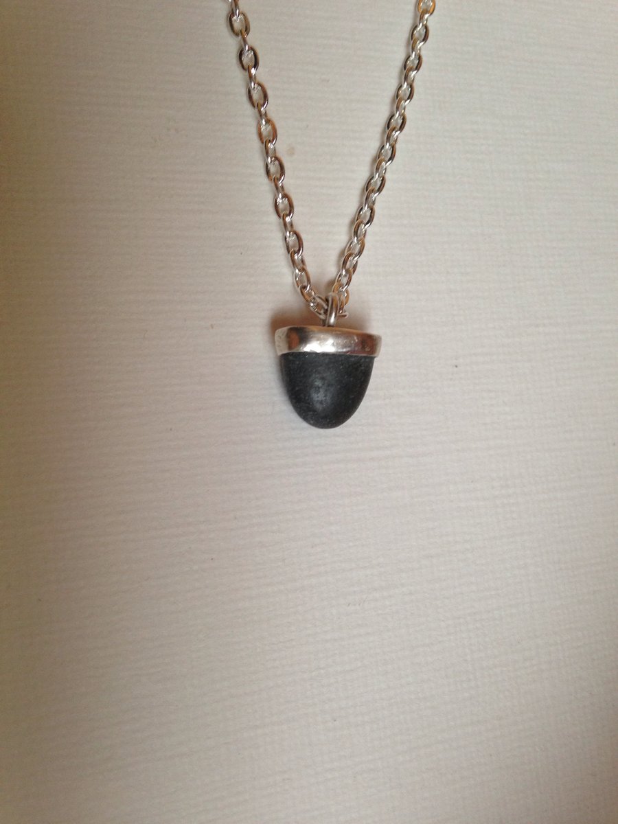 Beach pebble necklace 