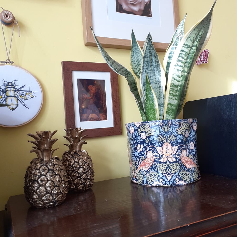 7 inch William Morris Blue Strawberry Thief plant pot