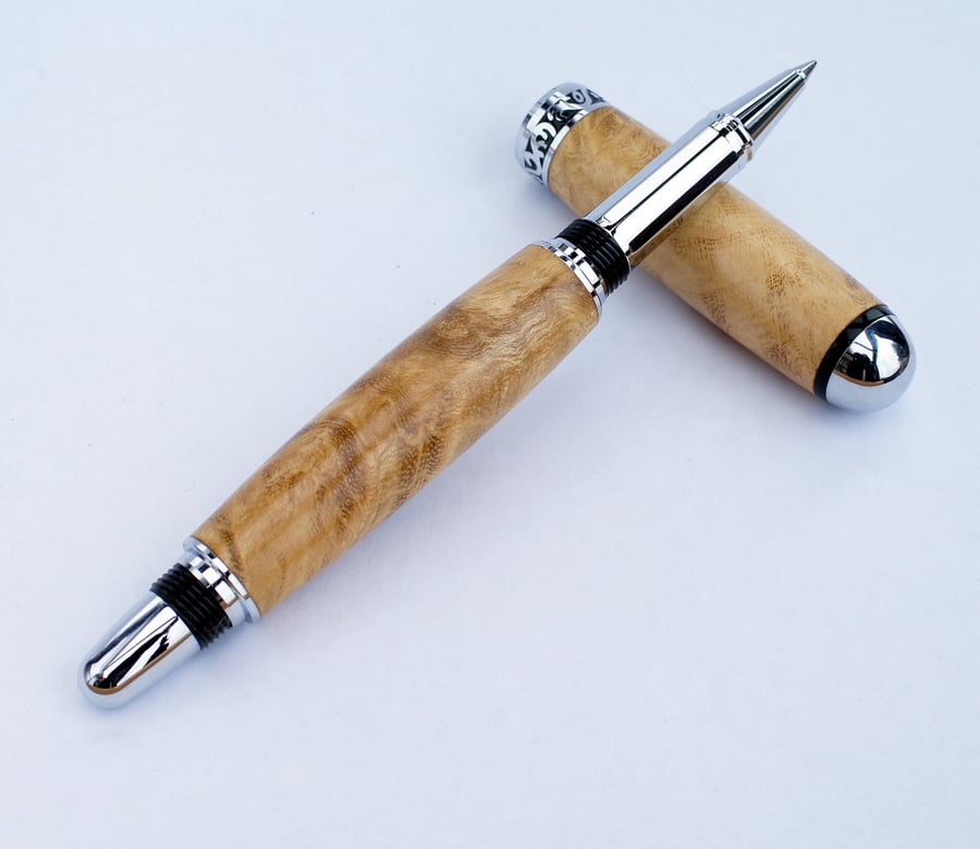 Rollerball pen in beautifull Acacia Burr