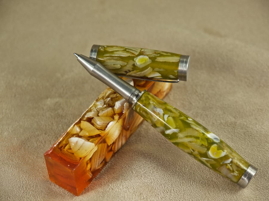 Hand crafted rollerball pen with real sea shells. S27
