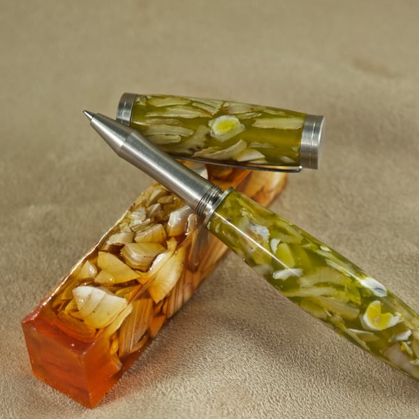 Hand crafted rollerball pen with real sea shells. S27