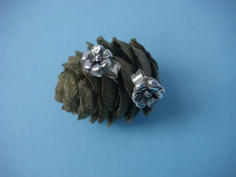 Mini flower stud earrings, fine silver