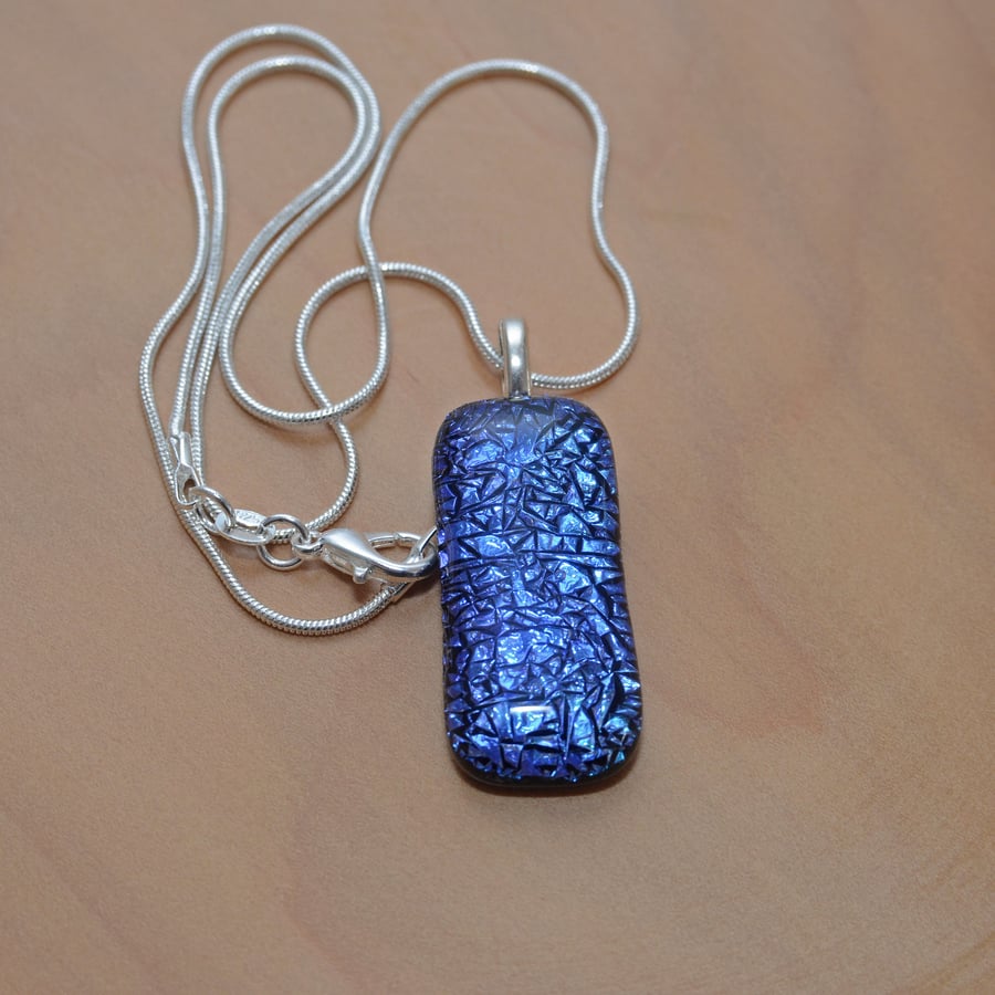 Glittering blue pendant
