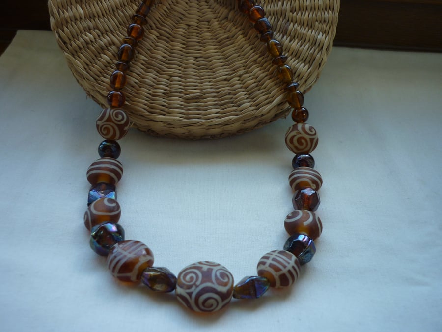 AMBER, CREAM AND BROWN GLASS LAMPWORK BEAD NECKLACE.  841
