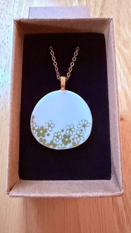 Upcycled bone china necklace green daisy 1960s 1970s retro