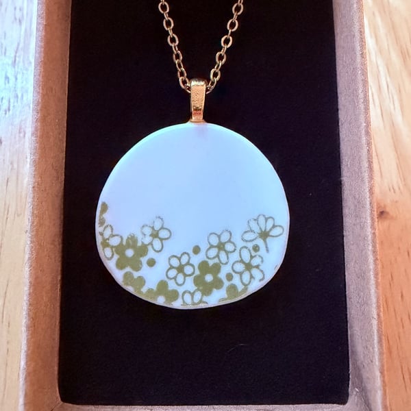 Upcycled bone china necklace green daisy 1960s 1970s retro