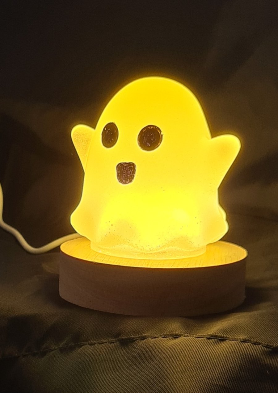 Cute Spooks - Ghost Figurine On Light Base - Uri 