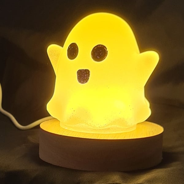 Cute Spooks - Ghost Figurine On Light Base - Uri 