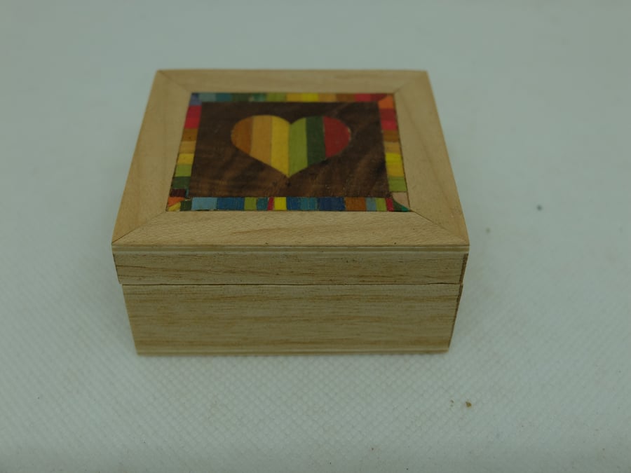 Small ring box for two rings, hand veneered design to lid