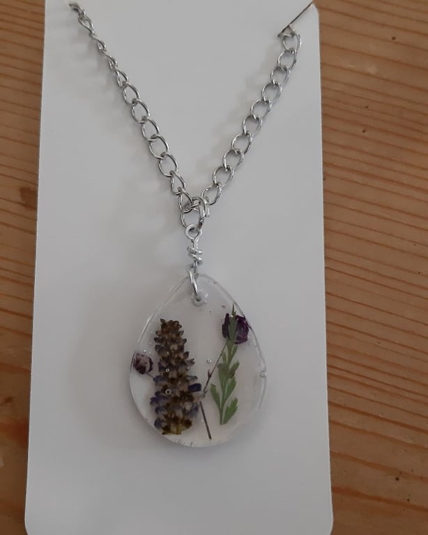 Oval-Shaped Resin Pendant Necklace with Dried Pressed Flower (Design20)