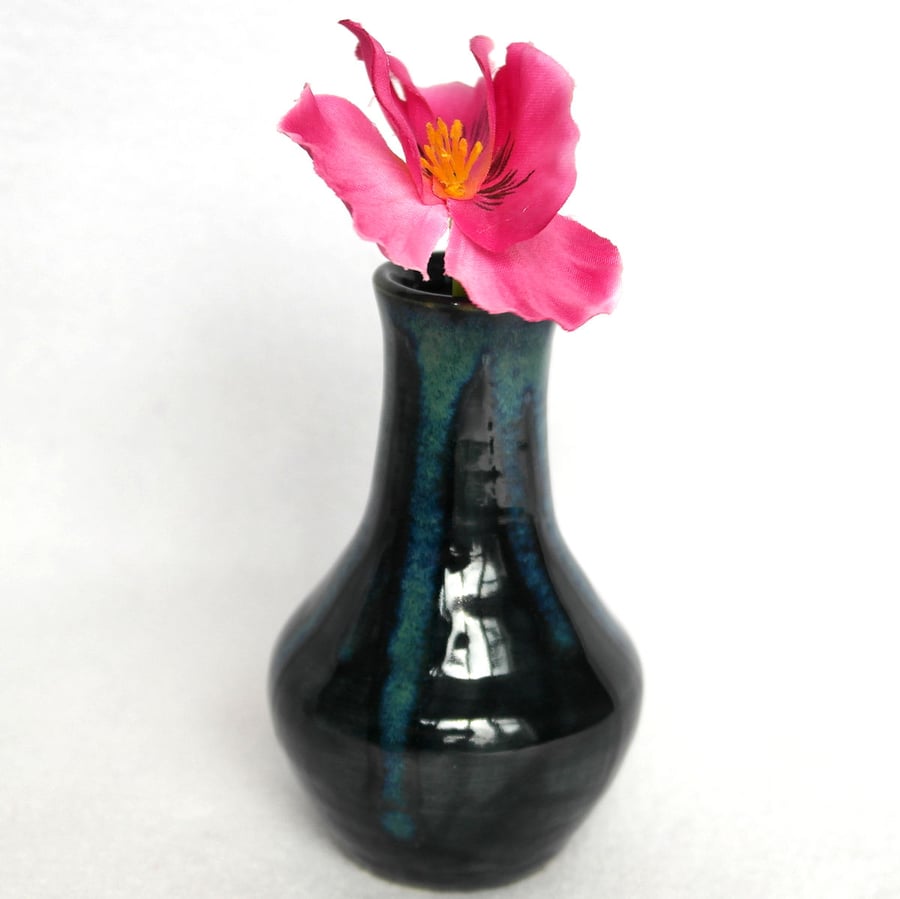 18-343 Stoneware pottery hand thrown bud vase small (Free UK postage)