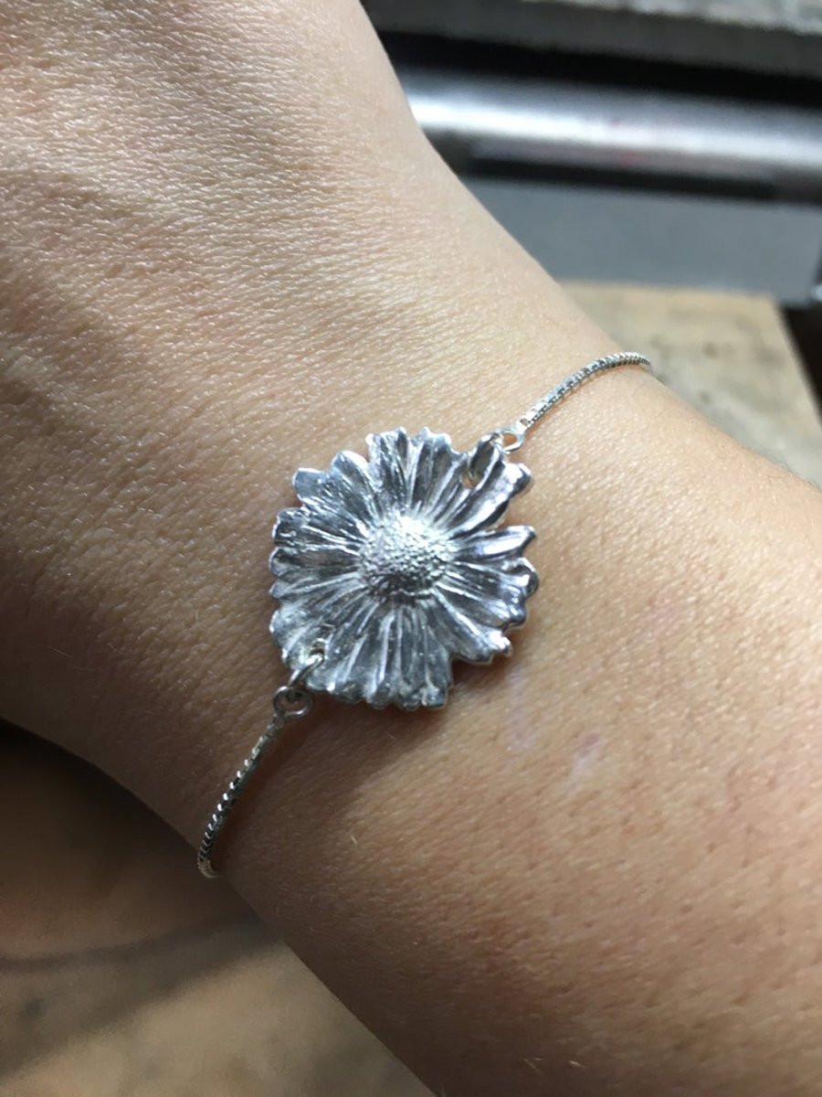 Daisy bracelet