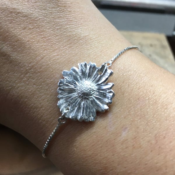 Daisy bracelet