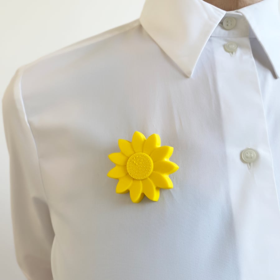Oversized Daisy Resin Brooches