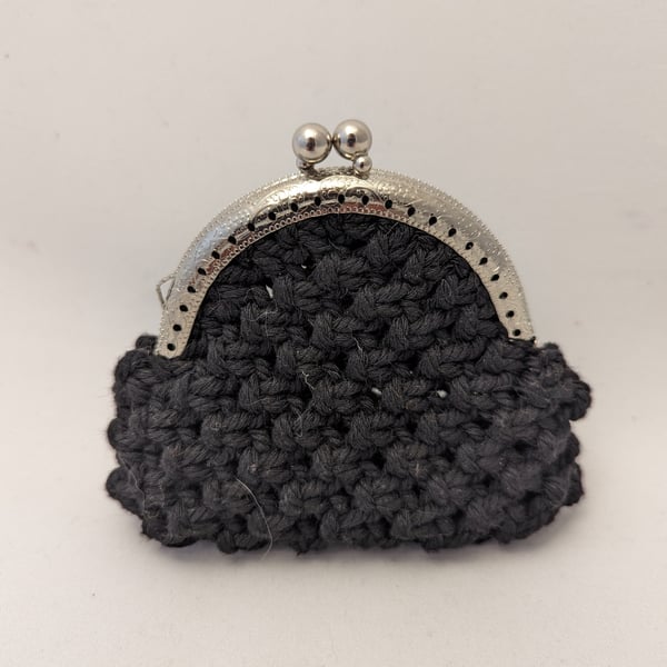 Small macrame coin purse - black