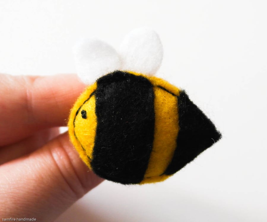 Bee felt brooch, Present for a bee keeper, Cute handmade bee brooch, pin.
