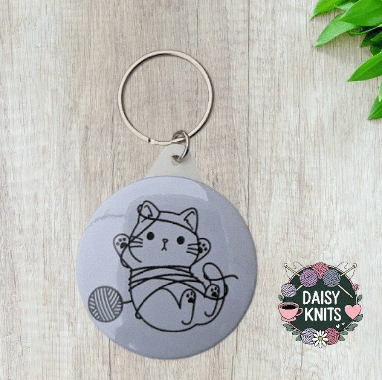 Adorable Cat Keyring Playing with Yarn Ball – Perfect Gift for Knitting & Croche