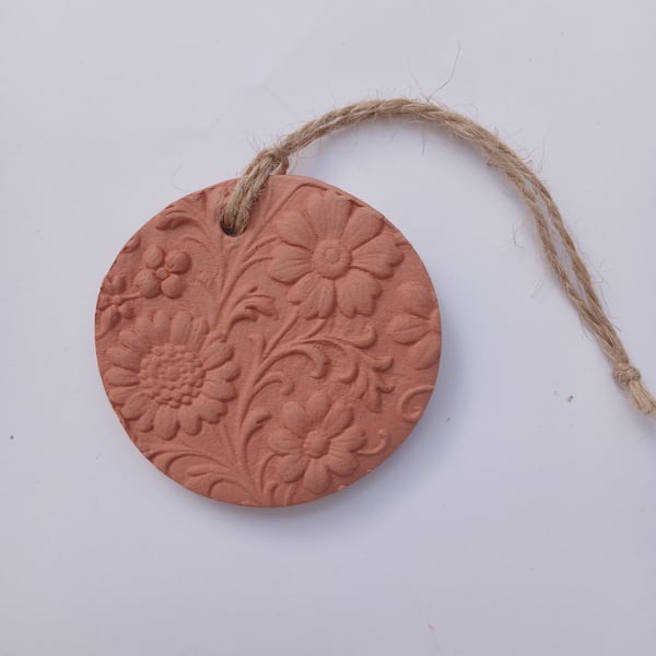 Embossed Daisies Round Terracotta Hanging Aromatherapy Diffuser