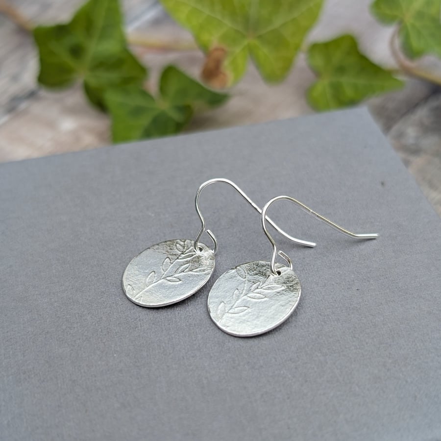 Sterling Silver Leafy Vine Oval Disc Earrings - JBJ1116