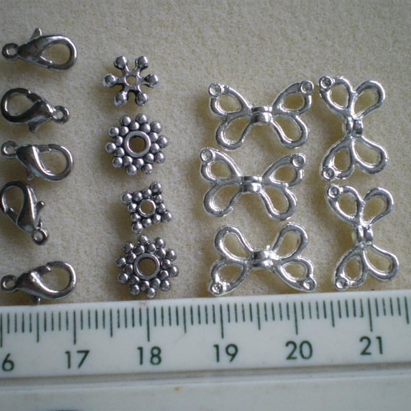 Jewellery findings 30 lobster clasps- 55 spacers, silver plated 85 total