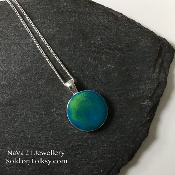 SOLD—Round resin pendant - REF: RP 02