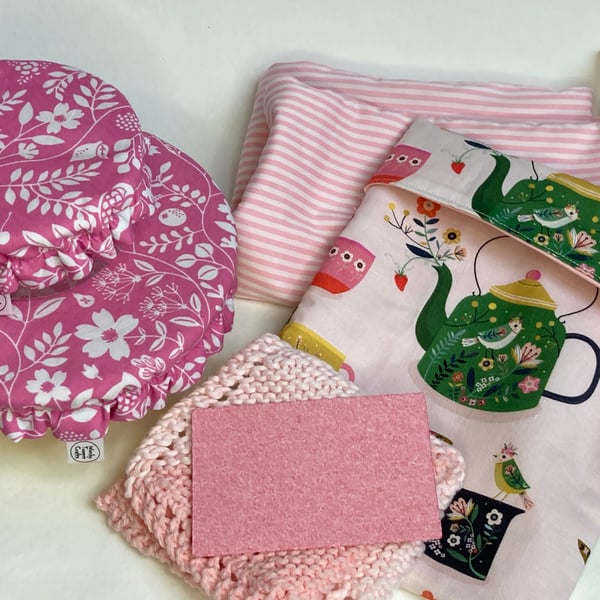 Sustainable kitchen gift set. Six items in shades of pink