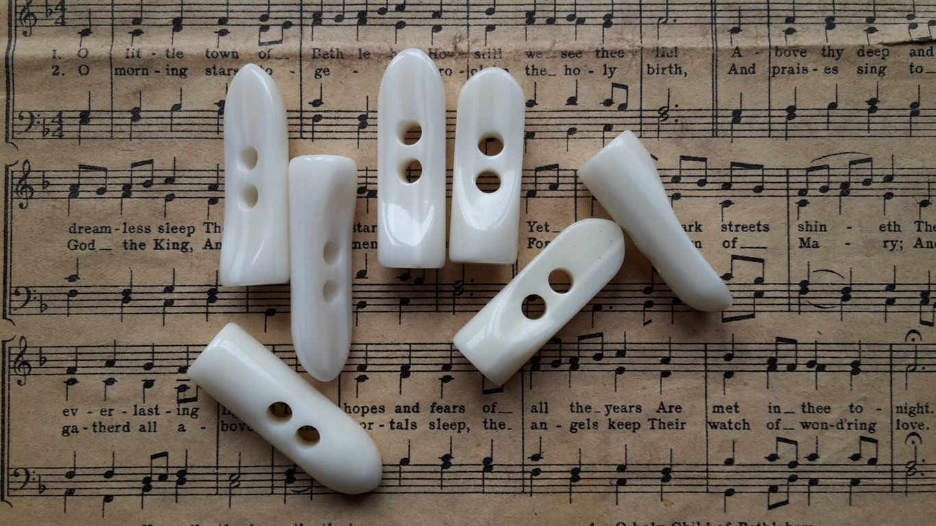 40mm & 45mm Cream Polyester Horn Toggle Buttons x 4 Toggles