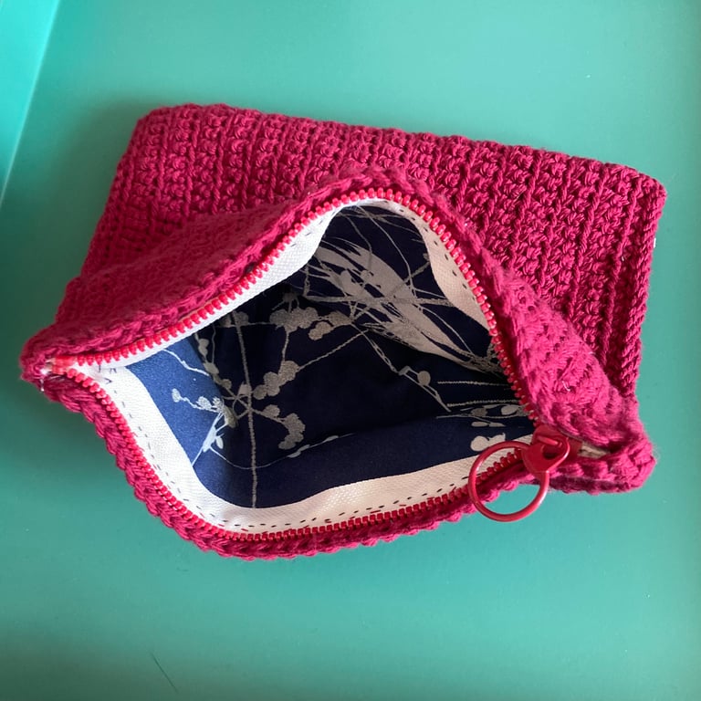 Crochet pouch with zip, fully lined