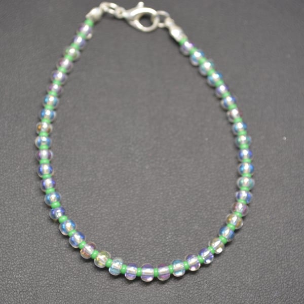 Clear crystal and matt green bracelet 
