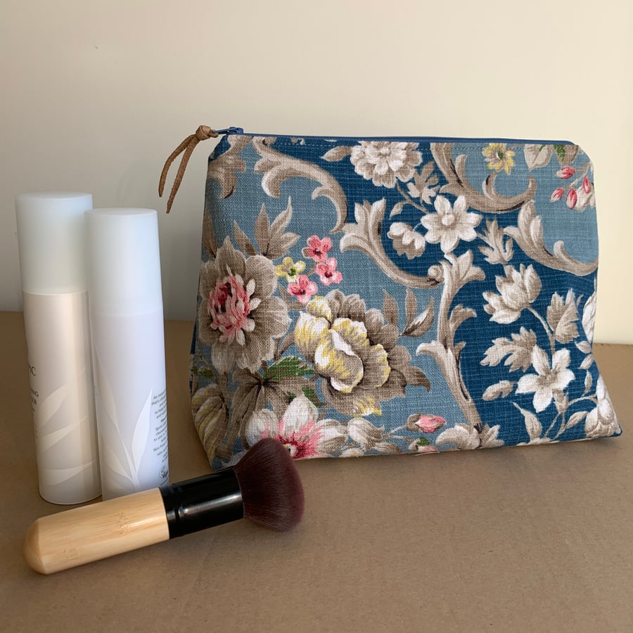 Vintage floral cosmetic bag with waterproof lining