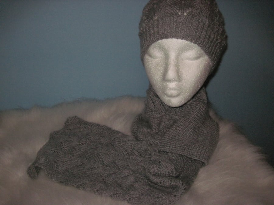 Hand knitted Ladies Beret  & Scarf Set 