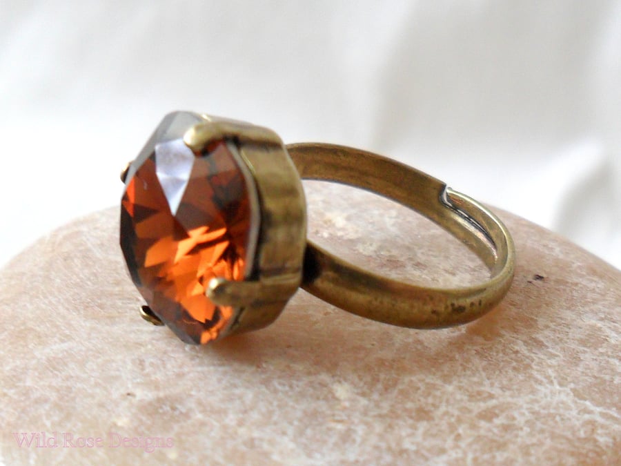 Ring with a topaze Swarovski crystal and an adjustable band - Sale item!