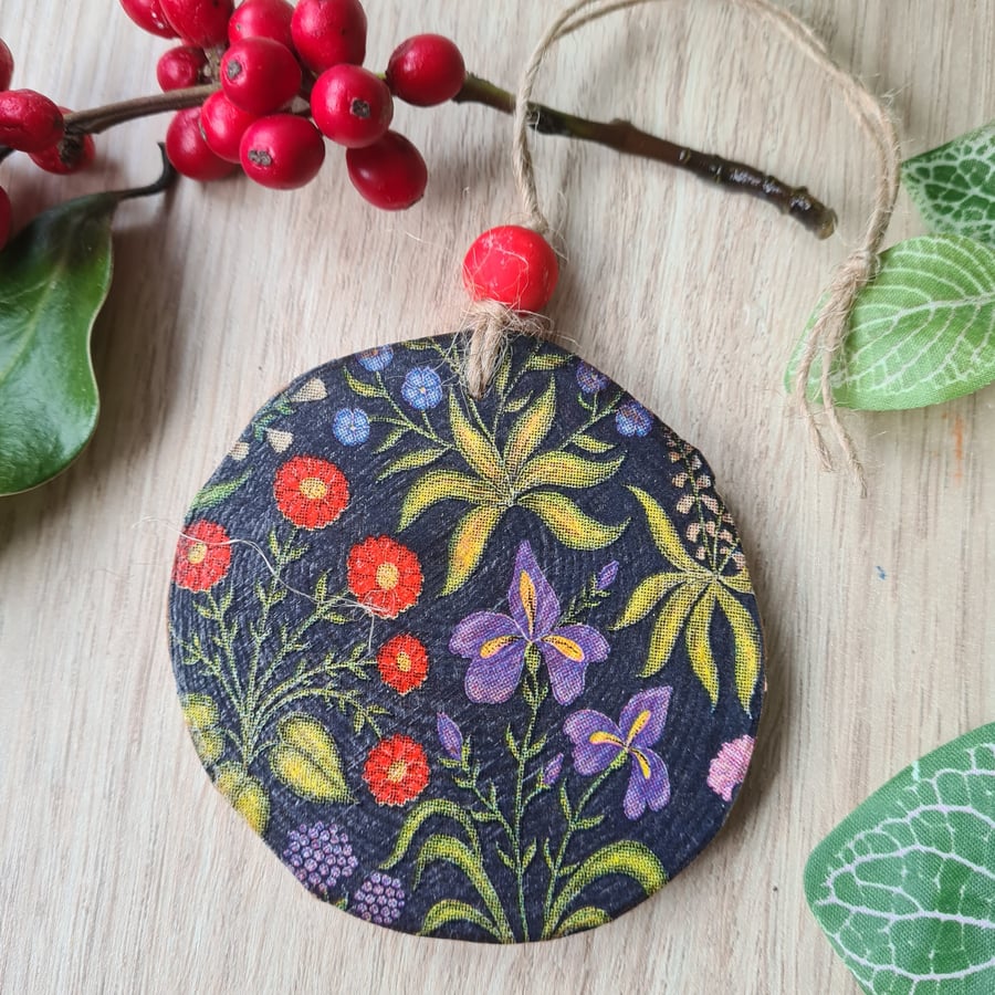 Christmas floral woodland decoration wood slice hanging decoration