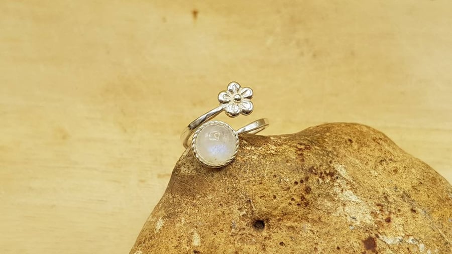 Rainbow moonstone flower ring. 925 sterling silver. June birthstone