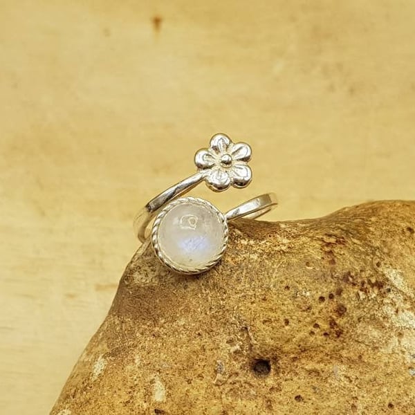 Rainbow moonstone flower ring. 925 sterling silver. June birthstone