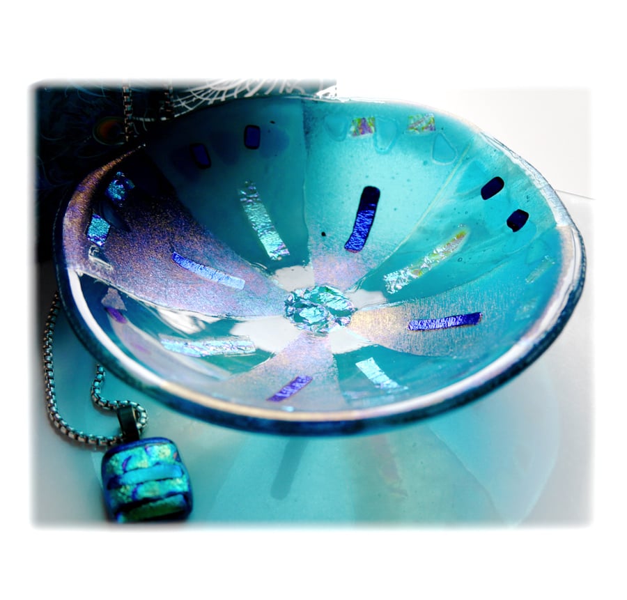 Fused Glass Bowl Round 13.cm Aquamarine Dichroic 042