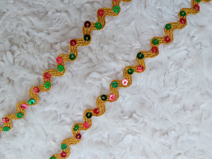  1 metre narrow gold RIC-RAC with red & green SEQUINS for Xmas decoration making