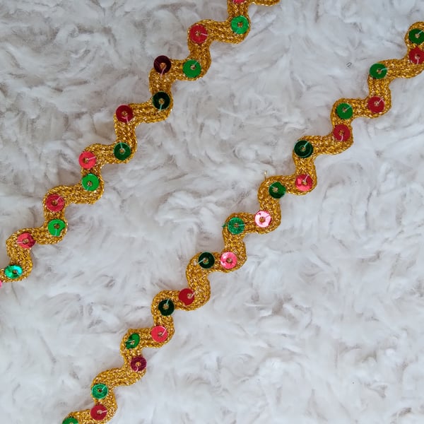  1 metre narrow gold RIC-RAC with red & green SEQUINS for Xmas decoration making