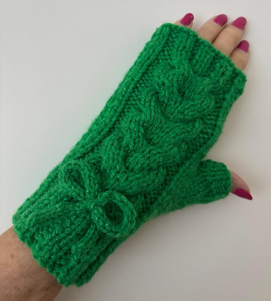Knitted Sparkly Green Fingerless Gloves With Cable And Bow (J167)