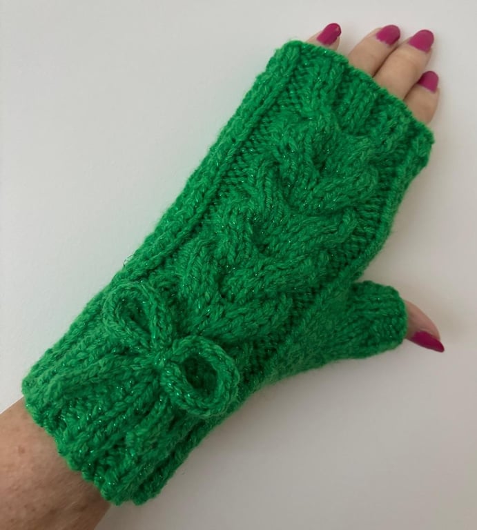 Knitted Sparkly Green Fingerless Gloves With Cable And Bow (J167)