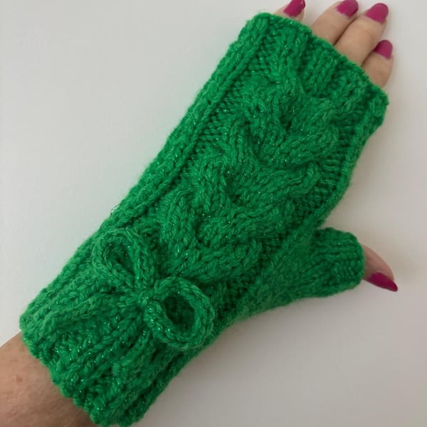 Knitted Sparkly Green Fingerless Gloves With Cable And Bow (J167)
