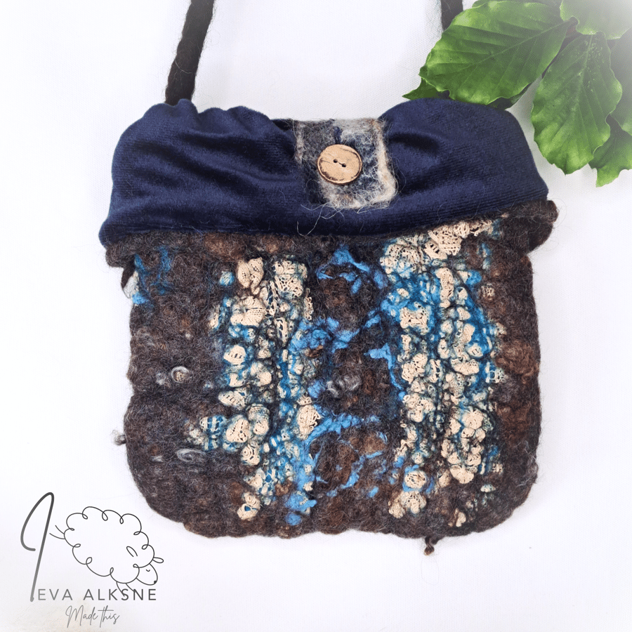 Expandable wool, lace and velvet shoulder bag with a wooden button
