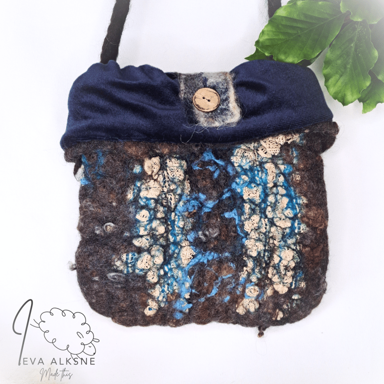 Expandable wool, lace and velvet shoulder bag with a wooden button