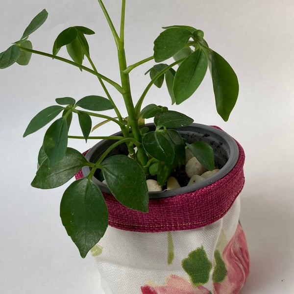 Small fabric basket: plant pot, cosmetics etc Pink and green roses